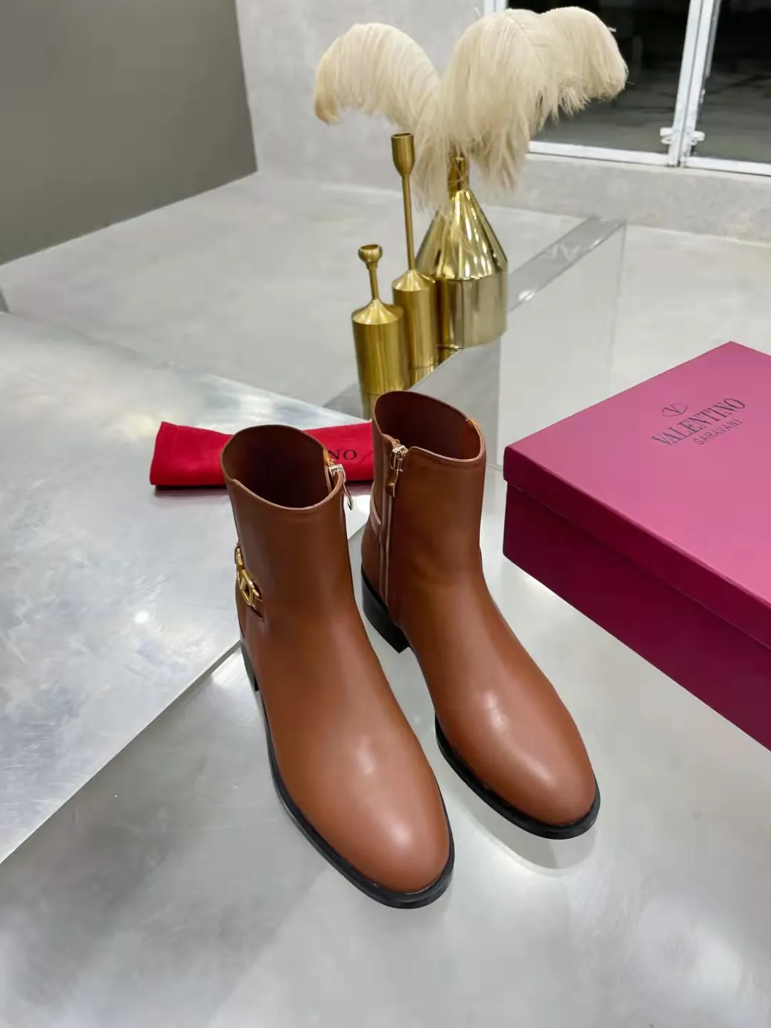 👟👟Ex-factory price 500👟👟 🆕Valentino. Valentino big v-buckle autumn and winter fashion women's boots: comfortable and versatile on the upper feet, showing long legs, fabric: imported first-layer cowhide ⚡The most popular V-buckle ⚡all genuine leather on the inner pads, non-slip and wear-resistant rubber outsole Size: 35−40 (customized size 41)